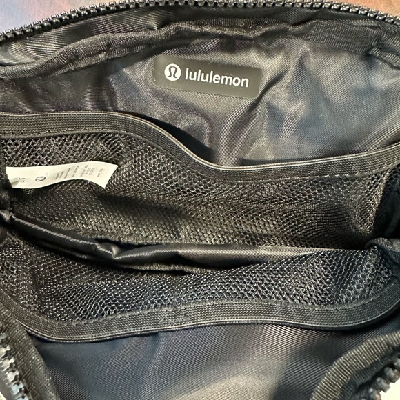 Lululemon Everywhere belt bag 1L BLACK - Picture 3 of 3